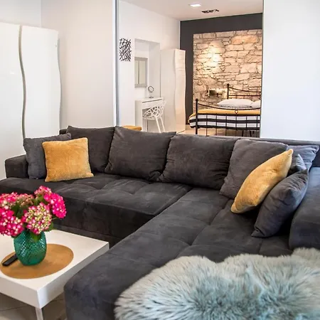 Porta Aurea - One Bedroom Apartment Pula
